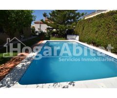 VILLA de 2 alturas con JARDÍN y PISCINA