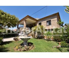 VILLA de 2 alturas con JARDÍN y PISCINA