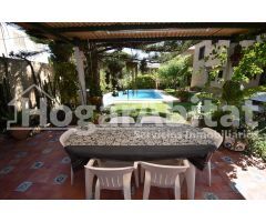 VILLA de 2 alturas con JARDÍN y PISCINA