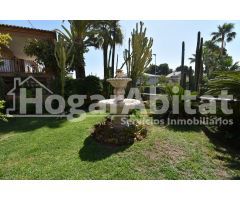 VILLA de 2 alturas con JARDÍN y PISCINA
