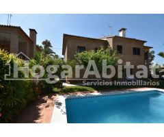 VILLA de 2 alturas con JARDÍN y PISCINA
