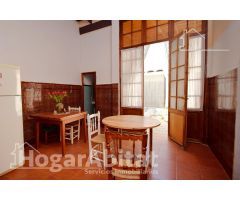 GRAN CASA CON TERRAZA Y BALCÓN CON MUCHAS POSIBILIDADES