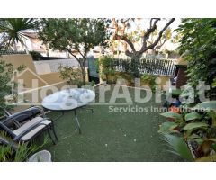 ADOSADO SEMINUEVO CON PISCINA, 2 TERRAZAS Y AMPLIO GARAJE
