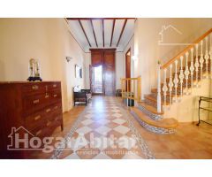 ¡MAGNÍFICA OPORTUNIDAD! AMPLIA CASA CON DOS TERRAZAS, EN EL CENTRO