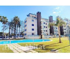 ¡RESIDENCIAL DE LUJO! ACOGEDOR Y LUMINOSO CON TERRAZA, FRENTE AL MAR!