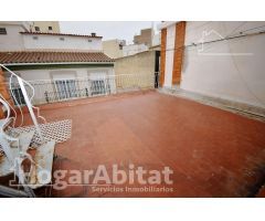 CASA SEMIREFORMADA CON GARAJE Y DOS TERRAZAS, EN EL CENTRO