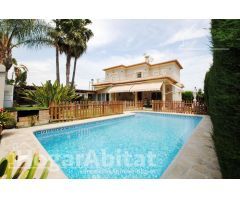 ¡VILLA ESPECTACULAR! AMPLIA CON PISCINA PRIVADA, GARAJE Y GRAN TERRAZA