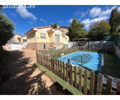 Chalet de esquina con Piscina en zona Pioz