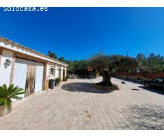 ENCANTADOR CHALET CON PISCINA EN CANALS