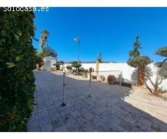 ENCANTADOR CHALET CON PISCINA EN CANALS