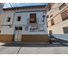 CASA DE PUEBLO CON FACHADA A DOS CALLES