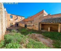 CASA CON PATIO PARA REFORMAR