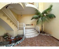 EXCELENTE VIVIENDA CON GARAJE, PATIO Y TERRAZAS