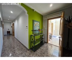 EXCELENTE VIVIENDA CON GARAJE, PATIO Y TERRAZAS