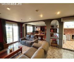 EXCELENTE VIVIENDA CON GARAJE, PATIO Y TERRAZAS