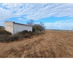 PRECIOSA FINCA DE 32.500 M/2 CON AGUA DE RED Y PEQUEÑA CONSTRUCCION DE CAMPO.