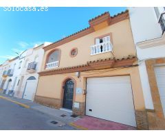 Gran casa cercana a  Avenida Solano con garaje para 5 vehículos  y muy  cerca del centro