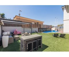 CHALET DE LUJO EN VENTA CON PISCINA  DE AGUA SALADA Y SALA DE OCIO EN ARENALES DEL SOL