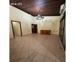 Encanto y versatilidad en Las Pajanosas | Vivienda con patio + local diáfano
