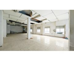 JUNTO A LA AVENIDA DE LA LIBERTAD, 180 M2, LOCAL DE ESQUINA, TECHOS MUY ALTOS.
