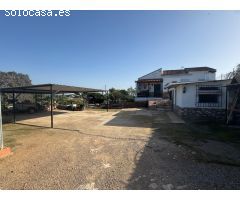 CHALET SITUADO AL LADO DE LA POBLACION CON GRAN PARCELA