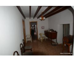 Casa en Orihuela zona cerca de las Espeñetas, 393 m2. construidos. Ideal para obra nueva.