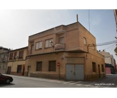 Casa de dos plantas en el centro de Bigastro, zona cerca del Ayuntamiento.