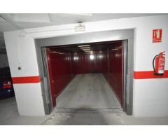 Plaza de Garaje en el centro de Orihuela con montacargas para coche pequeño.