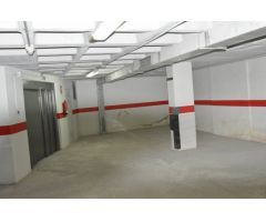 Plaza de Garaje en el centro de Orihuela con montacargas para coche pequeño.