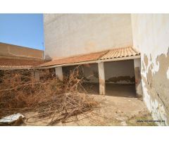 Gran casa para reformar en el centro de Torrevieja junto playa del Acequión.