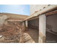 Gran casa para reformar en el centro de Torrevieja junto playa del Acequión.