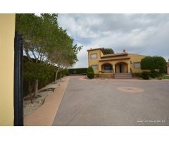 Bonito y coqueto Chalet en la pedanía de La Matanza (Orihuela) con 120 m2. construidos.