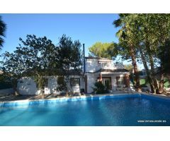 Impresionante chalet independiente con una parcela de unos 11.000 m2. con piscina.