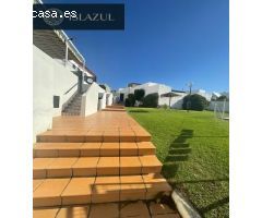 MAGNIFICA CASA DE ESQUINA EN URBANIZCION CON PISCINA