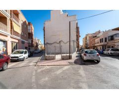 Solar de 97 m², uso residencial y orientación Este/Oeste