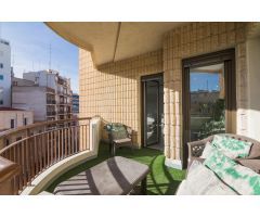 Vivienda de tres habitaciones, dos baños , vestidor, terraza en reina victoria luminosa.