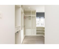 Vivienda de tres habitaciones, dos baños , vestidor, terraza en reina victoria luminosa.