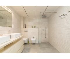 Vivienda de tres habitaciones, dos baños , vestidor, terraza en reina victoria luminosa.