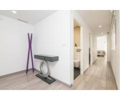 Vivienda de tres habitaciones, dos baños , vestidor, terraza en reina victoria luminosa.