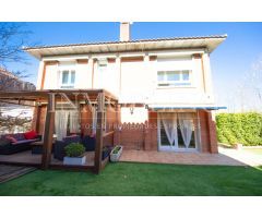 Casa reformada en Urb. Madà