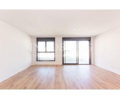 ¡Piso de 4 habitaciones nuevo a estrenar! Con parking y piscina.