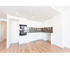 ¡Piso de 4 habitaciones nuevo a estrenar! Con parking y piscina.