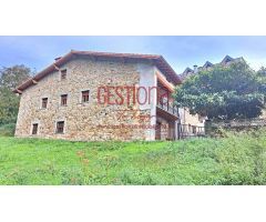 CASA PAREADA DE ESTILO MONTAÑES CON TERRENO. LIMPIAS