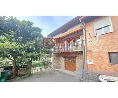 CASA PAREADA DE ESTILO MONTAÑES CON TERRENO. LIMPIAS