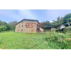 CASA PAREADA DE ESTILO MONTAÑES CON TERRENO. LIMPIAS