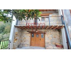 CASA PAREADA DE ESTILO MONTAÑES CON TERRENO. LIMPIAS