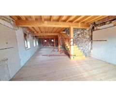 CASA PAREADA DE ESTILO MONTAÑES CON TERRENO. LIMPIAS