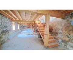 CASA PAREADA DE ESTILO MONTAÑES CON TERRENO. LIMPIAS