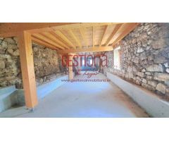 CASA PAREADA DE ESTILO MONTAÑES CON TERRENO. LIMPIAS