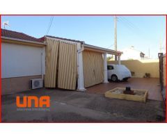 Casa con terreno urbana (barriada los mochos) muy cerca de Almodovar para entrar a vivir